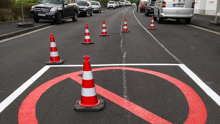 Ein auf die Straße gemaltes Parkverbotsschild ziert seit 5. Mai die Segnitzstraße am Hochfeld.