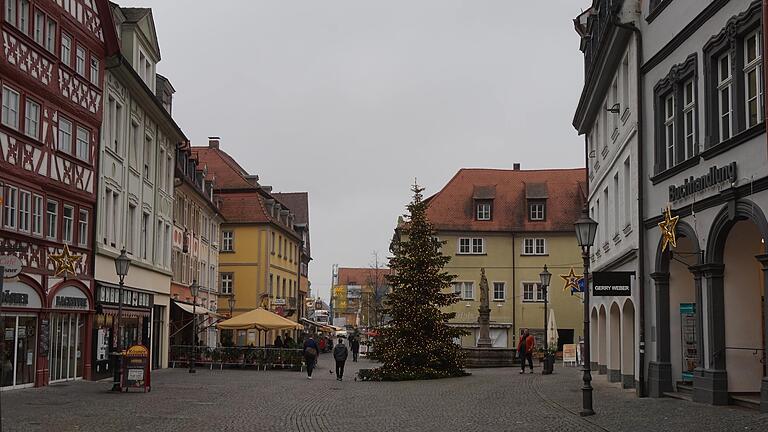 Die Kitzinger Innenstadt lockt mit attraktiven Gebäuden und Plätzen Gäste und Kundinnen an. Aber wo Licht ist, ist auch Schatten.