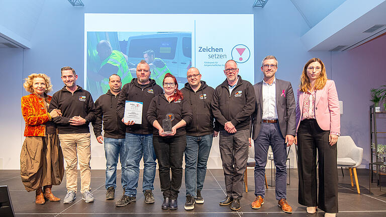 Main-Post-Aktion Zeichen setzen! Gala 2022.
Am 09.12. wurden im VCC die Preise für verschiedene Organisationen verliehen.
In Bild Michaela May, Bad Brückenau hilft! e.v und Julia Back