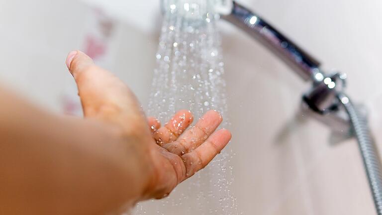 Eine heiße Dusche löste bei der Würzburger Polizei einen Feuerwehreinsatz aus (Symbolbild).