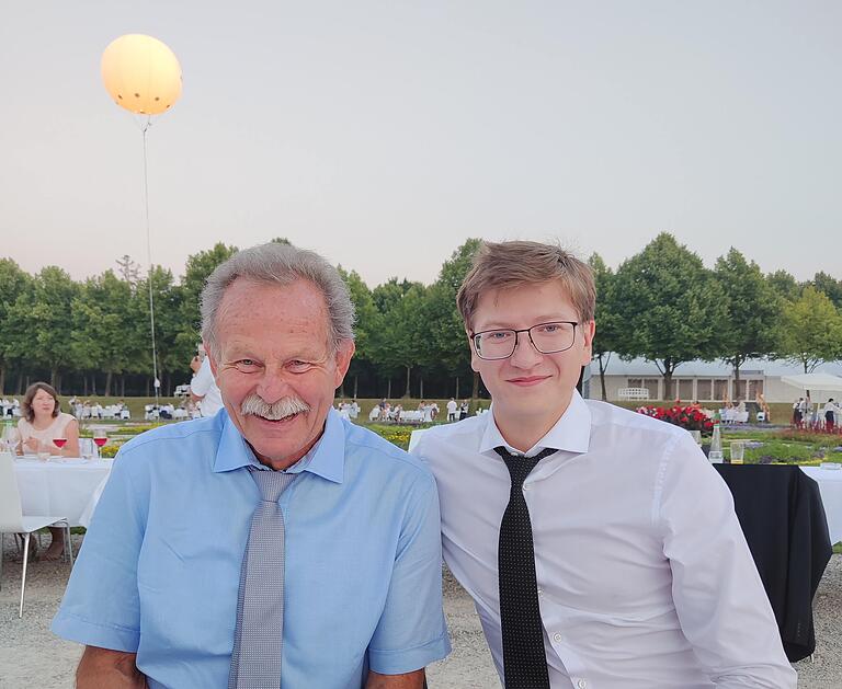 Landtagsabgeordneter Paul Knoblach mit dem russischen Oppositionellen Alexej Schwarz auf Schloss Schleißheim. Eingeladen hatte Landtagspräsidentin Ilse Aigner. Jeder Abgeordnete durfte jemanden mitbringen, Knoblach brachte Alexej Schwarz mit. Landtagsabgeordneter Paul Knoblach mit dem russischen Oppositionellen Alexej Schwarz auf Schloss Schleißheim. Eingeladen hatte Landtagspräsidentin Ilse Aigner. Jeder Abgeordnete durfte jemanden mitbringen, Knoblach brachte Alexej Schwarz mit.
