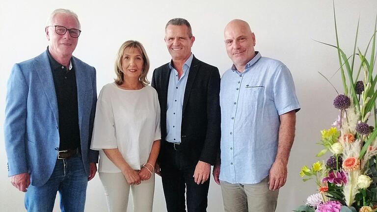 Freuen sich auf den wohlverdienten Ruhestand, Norbert Klein und Ulrike Ritter, daneben Schulleiter Walter Rothaug und Konrektor Stephan Zimmermann.