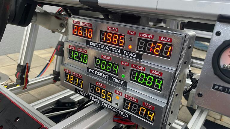 Jan Wittholz aus Grafenrheinfeld hat viel Wert auf Details gelegt: Die Zeittafel in seiner Zeitmaschine sieht so aus wie die im Filmauto. Jan Wittholz aus Grafenrheinfeld hat viel Wert auf Details gelegt: Die Zeittafel in seiner Zeitmaschine sieht so aus wie die im Filmauto.