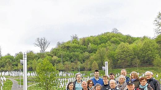 Besuch in einem zerstörten Land: In der Gedenkstätte an das Massaker in Srebrenica mahnen über 8000 Gräber zum Frieden in Bosnien-Herzegowina. Tief betroffen waren die Teilnehmer der Zellerauer Friedensreise von der Zerrissenheit, die heute noch durch das Land geht. Besuch in einem zerstörten Land: In der Gedenkstätte an das Massaker in Srebrenica mahnen über 8000 Gräber zum Frieden in Bosnien-Herzegowina. Tief betroffen waren die Teilnehmer der Zellerauer Friedensreise von der Zerrissenheit, die heute noch durch das Land geht.