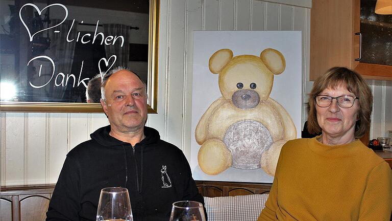 Einen gemalten Abschieds-Bären bekamen Waltraud und Eckhard Höhn von ihren Freunden. Das Gastwirtsehepaar aus Kleinlangheim schloss nun ihren Landgasthof.