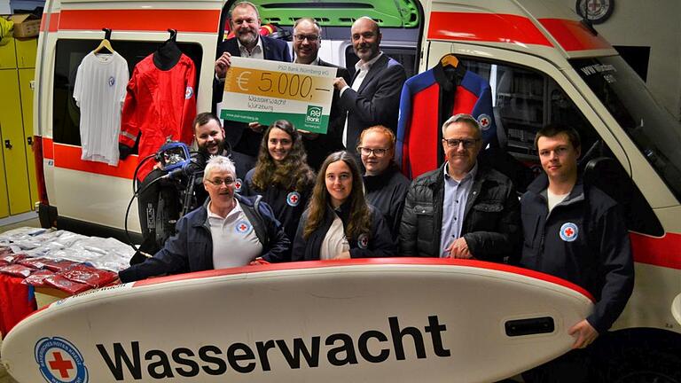Mit 5000 Euro unterstützt die PSD Bank Nürnberg die Wasserwacht in Würzburg. Bei der Übergabe der Spende trafen sich (hinten, von links) Landrat Thomas Eberth (Vorsitzender BRK-Kreisverband), Holger Kratz (Filialleiter Würzburg PSD Bank) und Harald Gröger (Vorsitzender Wasserwacht Ortsgruppe Würzburg), sowie (vorne, von links) Daniel Hasak, Ulrike Bauer, Christina Gröger, Susanna Gröger, Anja Müller, Oliver Pilz (Kreisgeschäftsführer BRK-Kreisverband Würzburg) und Adrian Scherbantin.