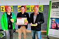 Bei der Spendenübergabe (von links): Peter Häusinger (Geschäftsführer Verkehrswacht Würzburg e.V.), Stefan Hebig (Abteilungsleiter Kommunikation Sparkasse Mainfranken Würzburg), Rainer Mader (Vorsitzender Verkehrswacht Würzburg e.V.)