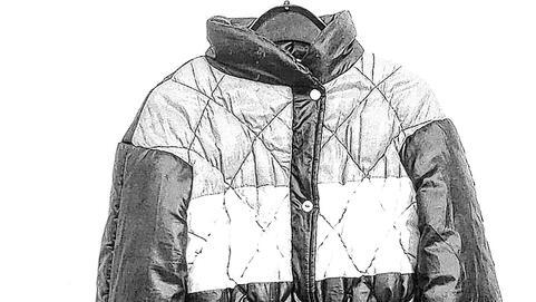 Diesen Stepp-Anorak (im Original in Dunkelblau) trug Eveline Höbler im Kino und bei der Busfahrt nach Hause. Er wurde bei der Leiche gefunden.