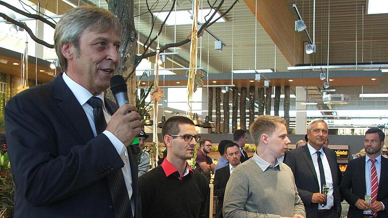 Günter Götzelmann bei seiner Ansprache zur Eröffnung des neuen Rewe-Marktes in Gerolzhofen. Günter Götzelmann bei seiner Ansprache zur Eröffnung des neuen Rewe-Marktes in Gerolzhofen.