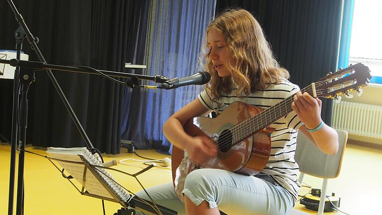 Eine gute Stunde gaben die Musikschüler ein Konzert aus verschiedenen Epochen in der Mensa des Matthias-Grünewald-Gymnasiums in Tauberbischofsheim. Eine gute Stunde gaben die Musikschüler ein Konzert aus verschiedenen Epochen in der Mensa des Matthias-Grünewald-Gymnasiums in Tauberbischofsheim.