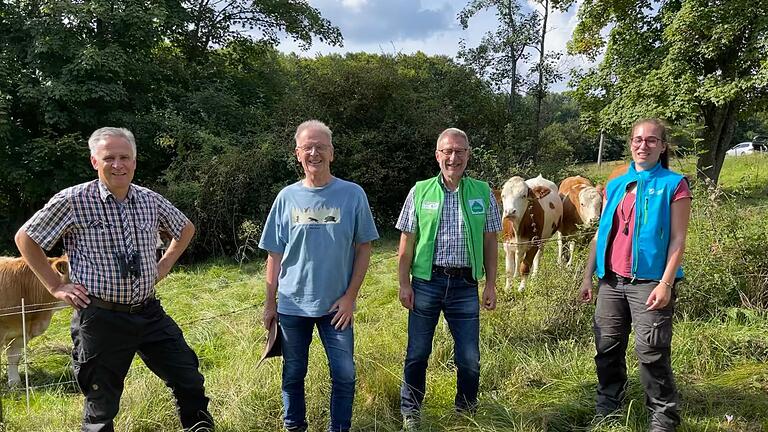 Bei der Begehung in den Schwarzen Bergen stellten Thomas Keller von der  Höheren Naturschutzbehörde bei der Regierung von Unterfranken und der  Kreisvorsitzende des Bund Naturschutz, Franz Zang, den neuen  Gebietsbetreuer, Karl-Heinz Kolb, vor. Das Bild zeigt (von links): Thomas  Keller, Franz Zang, Karl-Heinz Kolb und Julia Kleinwechter (Untere  Naturschutzbehörde). Foto: Oswald Türbl       -  Bei der Begehung in den Schwarzen Bergen stellten Thomas Keller von der  Höheren Naturschutzbehörde bei der Regierung von Unterfranken und der  Kreisvorsitzende des Bund Naturschutz, Franz Zang, den neuen  Gebietsbetreuer, Karl-Heinz Kolb, vor. Das Bild zeigt (von links): Thomas  Keller, Franz Zang, Karl-Heinz Kolb und Julia Kleinwechter (Untere  Naturschutzbehörde). Foto: Oswald Türbl