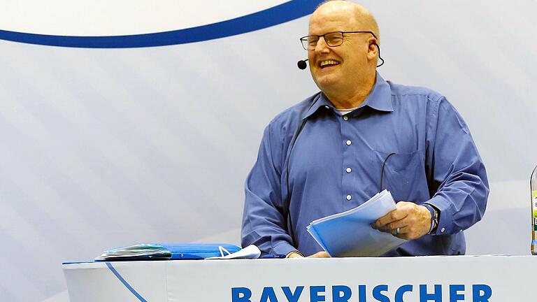 Rainer Lochmüller (im Bild) wurde als Vorsitzender des Fußballkreises Rhön bestätigt. Rainer Lochmüller (im Bild) wurde als Vorsitzender des Fußballkreises Rhön bestätigt.