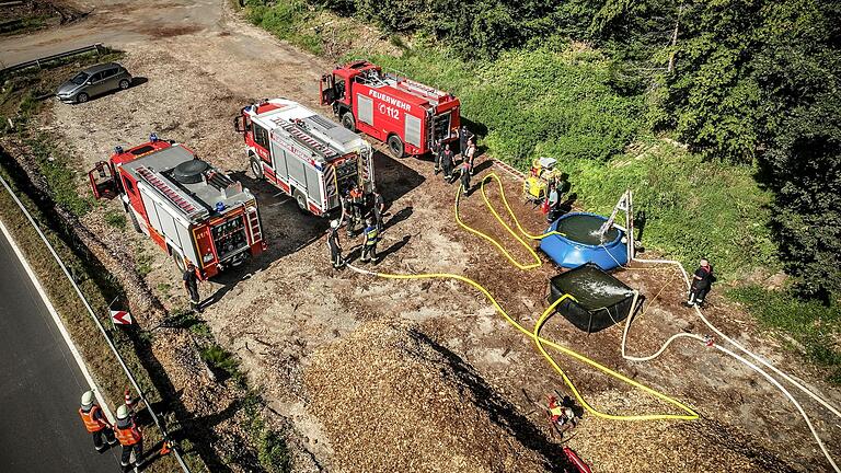 Ein Blick von oben auf die Waldbrandübung im Inspektionsbereich Gemünden.