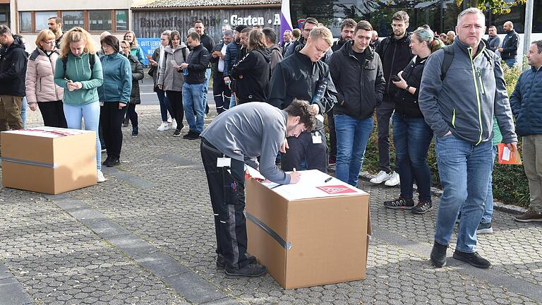 Neben Vertretern der IG Metall kamen auch rund 400 Valeo-Mitarbeitende zur Protestaktion in Mellrichstadt und taten ihren Unmut mit ihrer Unterschrift auf Kartons und Listen kund.