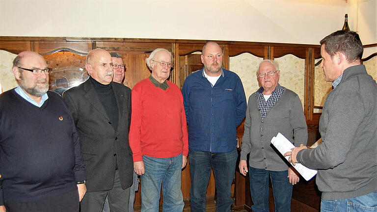 Der wiedergewählte Vorstand bei seiner offiziellen Verpflichtung durch Kreisorganisationsleiter Dirk Weber (rechts) mit (von links) Holger Kraus (Kassier), Ludwig Schlereth (stellvertretender Vorsitzender), Lothar Schmitt und Wolfgang Klein (Revisoren), Oliver Reck (Vorsitzender) und Siegfried Wolf (Schriftführer) Foto: Sigismund von Dobschütz       -  Der wiedergewählte Vorstand bei seiner offiziellen Verpflichtung durch Kreisorganisationsleiter Dirk Weber (rechts) mit (von links) Holger Kraus (Kassier), Ludwig Schlereth (stellvertretender Vorsitzender), Lothar Schmitt und Wolfgang Klein (Revisoren), Oliver Reck (Vorsitzender) und Siegfried Wolf (Schriftführer) Foto: Sigismund von Dobschütz