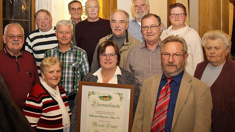 Margit Kempf (vorne Mitte) ist neues Ehrenmitglied des Schwarzacher Siedlervereins. Als seine letzte Amtshandlung nahm der bisherige Vorsitzende Wolfgang Etzel (vorne rechts) die Ehrung treuer Mitglieder vor.