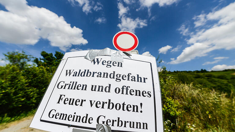 Die Trockenheit hatte Unterfranken in Griff: Städte und Gemeinden verboten das Grillen und riefen zum Wasser sparen auf.