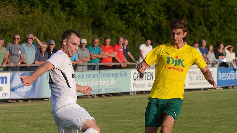 Fußball Bayernliga Nord, TSV Karlburg - DJK Don Bosco Bamberg am Mittwoch, 31. Juli 2019: links Maurice Kübert (Karlburg), rechts Marco Haaf (Bamberg)