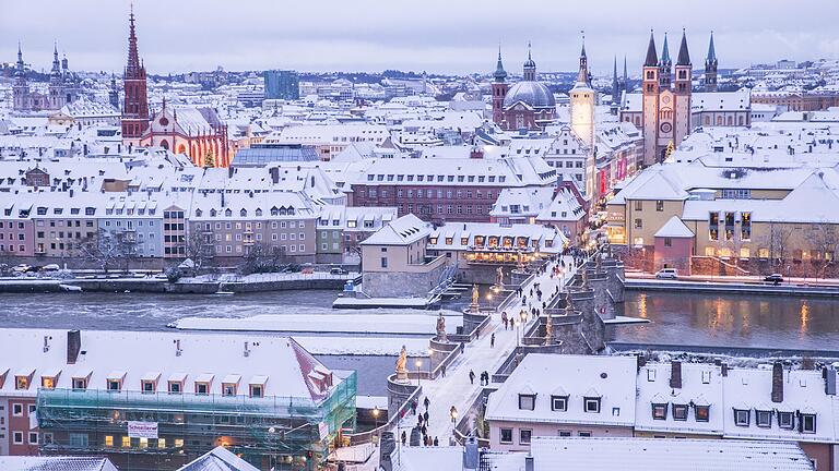 Wie schön winterlich Würzburg sein kann, zeigt dieses Foto vom 10. Dezember 2017. Laut Meteorologen könnten Schneefälle zu Weihnachten noch seltener werden.