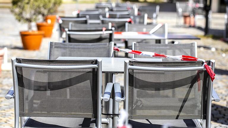 Das war genau vor einem Monat: Mitten im Frühling waren Tische und Stühle auf dem Haßfurter Marktplatz eigentlich auf Gäste, aber die durften nicht Platz nehmen. Ab Donnerstag ist Außengastronomie im Haßbergkreis aber wieder erlaubt. Das war genau vor einem Monat: Mitten im Frühling waren Tische und Stühle auf dem Haßfurter Marktplatz eigentlich auf Gäste, aber die durften nicht Platz nehmen. Ab Donnerstag ist Außengastronomie im Haßbergkreis aber wieder erlaubt.