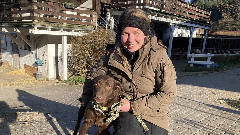 Reitstall-Chefin Christina Seufert ist froh, dass Labrador-Hündin Dominica den Brand bemerkt hat. - Reitstall-Chefin Christina Seufert ist froh, dass Labrador-Hündin Dominica den Brand bemerkt hat. Reitstall-Chefin Christina Seufert ist froh, dass Labrador-Hündin Dominica den Brand bemerkt hat. - Reitstall-Chefin Christina Seufert ist froh, dass Labrador-Hündin Dominica den Brand bemerkt hat.