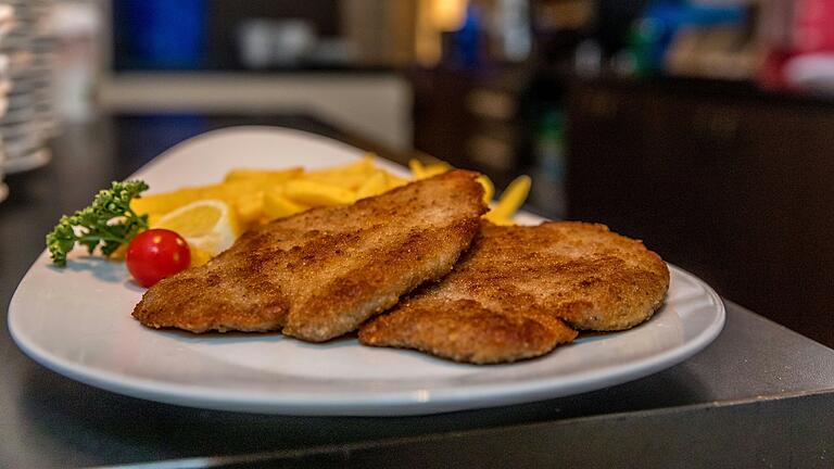 Wer ein Schnitzel (im Bild) oder etwas anderes essen oder trinken will, hat dazu in Rhön-Grabfeld verschiedene Möglichkeiten. Zuletzt gab es einige Veränderungen in der lokalen Gastro-Szene. Wer ein Schnitzel (im Bild) oder etwas anderes essen oder trinken will, hat dazu in Rhön-Grabfeld verschiedene Möglichkeiten. Zuletzt gab es einige Veränderungen in der lokalen Gastro-Szene.