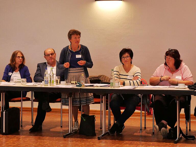 Kreisbäuerin Martina Wild (Mitte) informierte die Ortsbäuerinnen und deren Stellvertreterinnen bei der Herbsttagung im Kloster Oberzell über die nächsten Termine. Kreisbäuerin Martina Wild (Mitte) informierte die Ortsbäuerinnen und deren Stellvertreterinnen bei der Herbsttagung im Kloster Oberzell über die nächsten Termine.