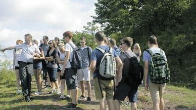 Zeitzeugen sind für Schüler die wichtigsten Erkenntnis-Bringer zur innerdeutschen Grenze       -  (nö)   Für die Klasse 10d des Martin-Pollich-Gymnasiums Mellrichstadt war es 25 Jahre nach dem Untergang der DDR-Diktatur kaum mehr vorstellbar, in einem geteilten Deutschland zu leben. Genau die Zeit während des Kalten Krieges stand für die 17 Schüler, insbesondere das Leben an der innerdeutschen Grenze im Grabfeld, während einer Grenzwanderung, die sie im vergangenen Schuljahr unternahmen, im Mittelpunkt. Diese fand im Rahmen eines Geschichtsprojektes statt. Die Schüler berichten Folgendes: &bdquo;In Zusammenarbeit mit dem Verein zur Aufarbeitung der DDR Geschichte startet die Reise um 8 Uhr in Richtung des Museums für Grenzgänger in Bad Königshofen. Dort erwartet uns Reinhold Albert, ein ehemaliger Grenzpolizist (links). Dieser ist selbst in der Region aufgewachsen und hat die Geschichte der innerdeutschen Grenze von Kindheit an unmittelbar miterlebt. Mit einem Vortrag über die Geschichte und die Vorkommnisse an der Grenze in und um das Grabfeld schafft es der ehemalige Polizist, die volle Aufmerksamkeit der Klasse zu bekommen. Schließlich schauen wir uns die Ausstellung des Museums, die unter anderem speziell auf das Leben mit der Grenze im Grabfeld nach 1945 konzipiert worden ist, an. Es geht weiter an den Grenzgängerweg, ein Rundwanderweg entlang der Grenze, nach Trappstadt. Nach einer kurzen, aber anstrengenden Wanderung erreichen wir in Begleitung von Reinhold Albert ein Stück Zaun der innerdeutschen Grenze zwischen Trappstadt und Schlechtsart. Auch hier hören wieder alle gebannt den Erzählungen des einstigen Grenzpolizisten zu.Danach fahren wir zurück zur Schule. Dort wartet schon Hartmut Richter, ein DDR-Zeitzeuge, auf die Klasse. In einem Zeitzeugeninterview erfahren wir, dass Richter in der Nähe von Potsdam aufgewachsen ist und es geschafft hat, in einer spektakulären Flucht über den Teltow-Kanal, in den Westen zu fliehen.Highlights der Exkursion sind die beiden Zeitzeugen gewesen, die uns das Leben in einem geteilten Deutschland nähergebracht haben. Die innerdeutsche Grenze und die Teilung können wir uns kaum noch vorstellen. Eine der wertvollsten Erfahrungen der Klasse ist es gewesen, dass wir froh sind, dass die Grenze nicht mehr existiert.&ldquo;
