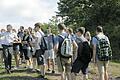 Zeitzeugen sind für Schüler die wichtigsten Erkenntnis-Bringer zur innerdeutschen Grenze       -  (nö)   Für die Klasse 10d des Martin-Pollich-Gymnasiums Mellrichstadt war es 25 Jahre nach dem Untergang der DDR-Diktatur kaum mehr vorstellbar, in einem geteilten Deutschland zu leben. Genau die Zeit während des Kalten Krieges stand für die 17 Schüler, insbesondere das Leben an der innerdeutschen Grenze im Grabfeld, während einer Grenzwanderung, die sie im vergangenen Schuljahr unternahmen, im Mittelpunkt. Diese fand im Rahmen eines Geschichtsprojektes statt. Die Schüler berichten Folgendes: &bdquo;In Zusammenarbeit mit dem Verein zur Aufarbeitung der DDR Geschichte startet die Reise um 8 Uhr in Richtung des Museums für Grenzgänger in Bad Königshofen. Dort erwartet uns Reinhold Albert, ein ehemaliger Grenzpolizist (links). Dieser ist selbst in der Region aufgewachsen und hat die Geschichte der innerdeutschen Grenze von Kindheit an unmittelbar miterlebt. Mit einem Vortrag über die Geschichte und die Vorkommnisse an der Grenze in und um das Grabfeld schafft es der ehemalige Polizist, die volle Aufmerksamkeit der Klasse zu bekommen. Schließlich schauen wir uns die Ausstellung des Museums, die unter anderem speziell auf das Leben mit der Grenze im Grabfeld nach 1945 konzipiert worden ist, an. Es geht weiter an den Grenzgängerweg, ein Rundwanderweg entlang der Grenze, nach Trappstadt. Nach einer kurzen, aber anstrengenden Wanderung erreichen wir in Begleitung von Reinhold Albert ein Stück Zaun der innerdeutschen Grenze zwischen Trappstadt und Schlechtsart. Auch hier hören wieder alle gebannt den Erzählungen des einstigen Grenzpolizisten zu.Danach fahren wir zurück zur Schule. Dort wartet schon Hartmut Richter, ein DDR-Zeitzeuge, auf die Klasse. In einem Zeitzeugeninterview erfahren wir, dass Richter in der Nähe von Potsdam aufgewachsen ist und es geschafft hat, in einer spektakulären Flucht über den Teltow-Kanal, in den Westen zu fliehen.Highlights der Exkursion sind die beiden Zeitzeugen gewesen, die uns das Leben in einem geteilten Deutschland nähergebracht haben. Die innerdeutsche Grenze und die Teilung können wir uns kaum noch vorstellen. Eine der wertvollsten Erfahrungen der Klasse ist es gewesen, dass wir froh sind, dass die Grenze nicht mehr existiert.&ldquo;