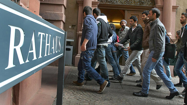 Würzburgs OB Christian Schuchard und seine Sozialreferentin Hülya Düber wollen Flüchtlingen in Würzburg eine Heimat bieten. Foto: Karl-Josef Hildenbrand, DPA Würzburgs OB Christian Schuchard und seine Sozialreferentin Hülya Düber wollen Flüchtlingen in Würzburg eine Heimat bieten. Foto: Karl-Josef Hildenbrand, DPA 