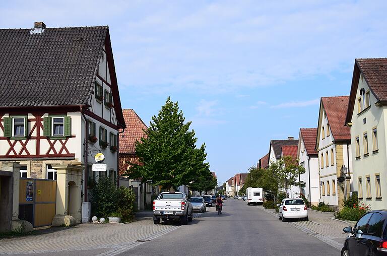 Durch die Dorferneuerung erhielt der Straßenraum in Geldersheim zahlreiche Bäume und Begrünung, hier der Blick ins Oberdorf. Durch die Dorferneuerung erhielt der Straßenraum in Geldersheim zahlreiche Bäume und Begrünung, hier der Blick ins Oberdorf. 