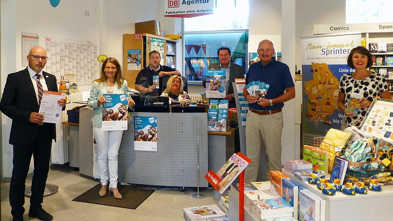 Über die Eröffnung des MSP-Kundenzentrums am Bahnhof in Gemünden am 1. August Samstag freuen sich (von links): Bürgermeister Jürgen Lippert, Landrätin Sabine Sitter, Andreas Schmidt und Karina Walter (MSP-Kundenzentrum), Ulrich Fröhlich (Geschäftsführer Verkehrsverbund Mainfranken), Bundestagsabgeordneter Bernd Rützel und Nahverkehrsbeauftragte Monika Mützel. Über die Eröffnung des MSP-Kundenzentrums am Bahnhof in Gemünden am 1. August Samstag freuen sich (von links): Bürgermeister Jürgen Lippert, Landrätin Sabine Sitter, Andreas Schmidt und Karina Walter (MSP-Kundenzentrum), Ulrich Fröhlich (Geschäftsführer Verkehrsverbund Mainfranken), Bundestagsabgeordneter Bernd Rützel und Nahverkehrsbeauftragte Monika Mützel.