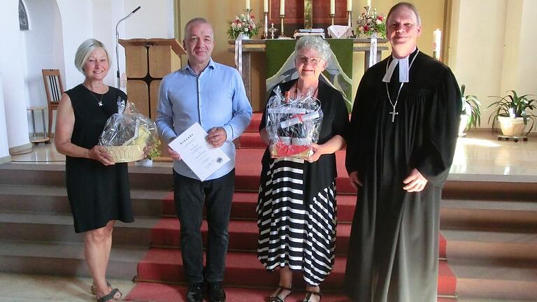 Mark Genzel wurde zum Kirchenmusikdirektor ernannt. Das Bild zeigt von links: Sabine Mattke-Trendl (Kirchenvorstand Lohr), Mark Genzel, Manuela Weber (Dekanatspräsidium) und Dekan Till Roth. Mark Genzel wurde zum Kirchenmusikdirektor ernannt. Das Bild zeigt von links: Sabine Mattke-Trendl (Kirchenvorstand Lohr), Mark Genzel, Manuela Weber (Dekanatspräsidium) und Dekan Till Roth.