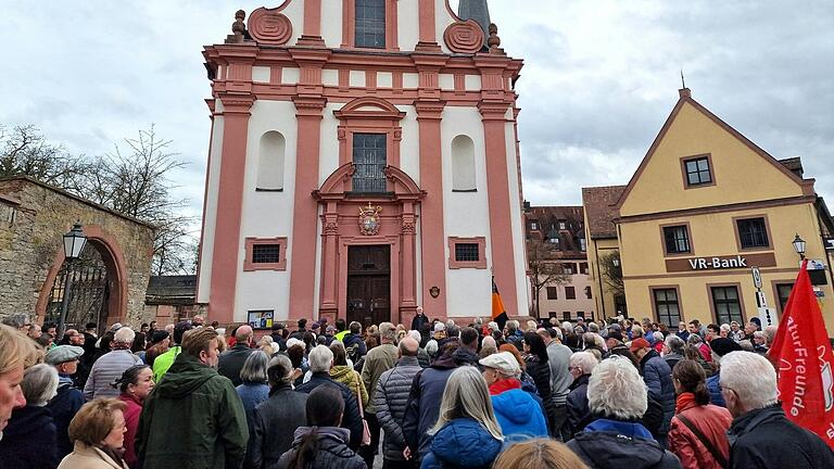 Außer der Begrüßung wurden bei der stillen Mahnwache in Veitshöchheim keine Reden gehalten. Aber es blieb nicht ganz so still wie angekündigt, denn fünf Minuten lang war ein Friedensläuten der Glocken der Vituskirche zu hören.