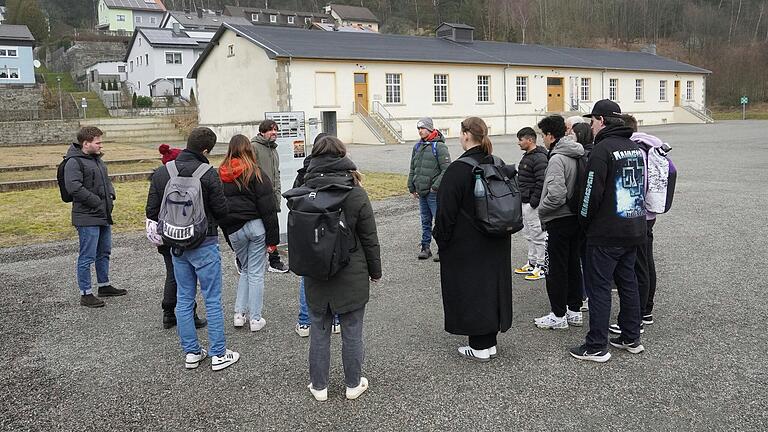 Berufsschülerinnen und Berufsschüler mit ihren Lehrkräften im KZ Flossenbürg.