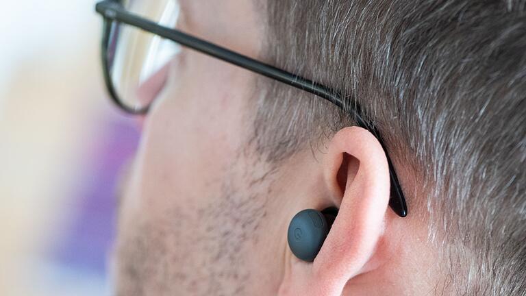 Google Pixel Buds Pro 2       -  Sitzt! Sitzt? Wer große Ohrmuscheln hat, sollte die Pixel Buds Pro 2 besser probetragen. Im Test saßen sie in einem Ohr recht locker.