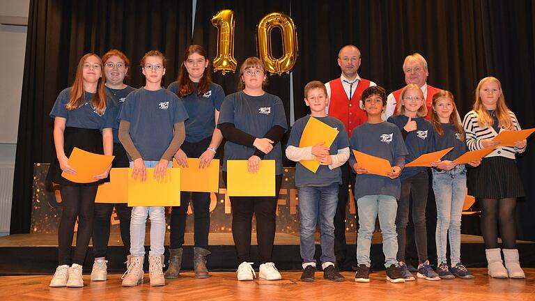 Bei den Chorkinders gab es Ehrungen (von links): Jasmin Zink, Luisa Stern, Jana Wirth, Klara Merz, Helena Unger, Korbinian Stäck, Frank Schneider (1. Vorsitzender MGV 1860 Weigenheim), Adam Koch, Uli Beigel (Gruppenchorleiter der Sängergruppe Uffenheim), Johanna May, Anni Geißdörfer und Dana Dominik).