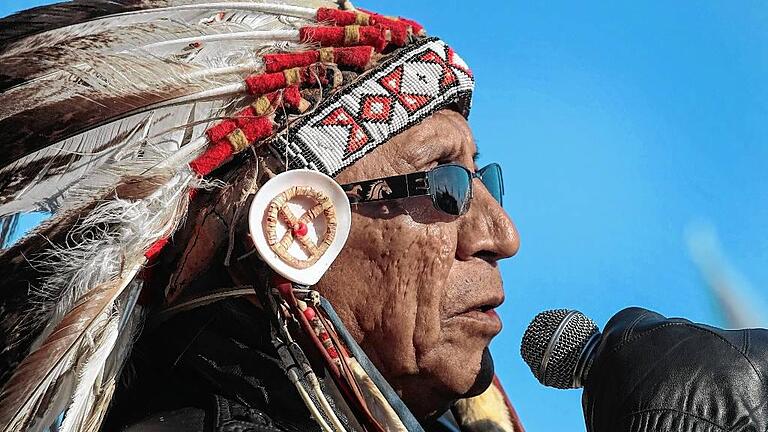 Protests Continue At Standing Rock Sioux Reservation Over Dakota Pipeline Access Project       -  Häuptling Arvol Looking Horse gehört zu den Indianern, die ihre Stimme gegen die Pipeline erhoben.