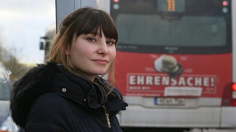 Wie für Jana Hantke gemacht ist der Werbeslogan 'Ehrensache' auf dem Bus. Die 21-Jährige hat einem Mädchen geholfen, das während der Fahrt von einem Mann belästigt wurde.