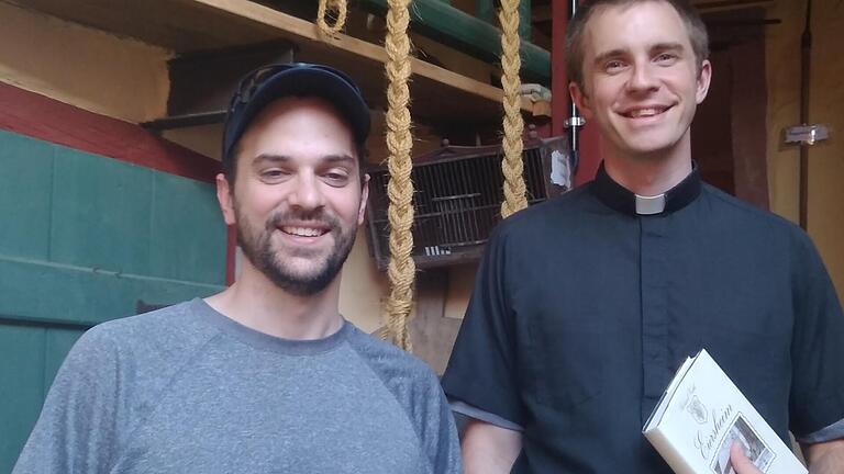 Mit dem Eiersheimer Heimatbuch als Geschenk ausgestattet, zeigten sich die amerikanischen Priester sehr beeindruckt von dem Dorfmuseum in Eiersheim.