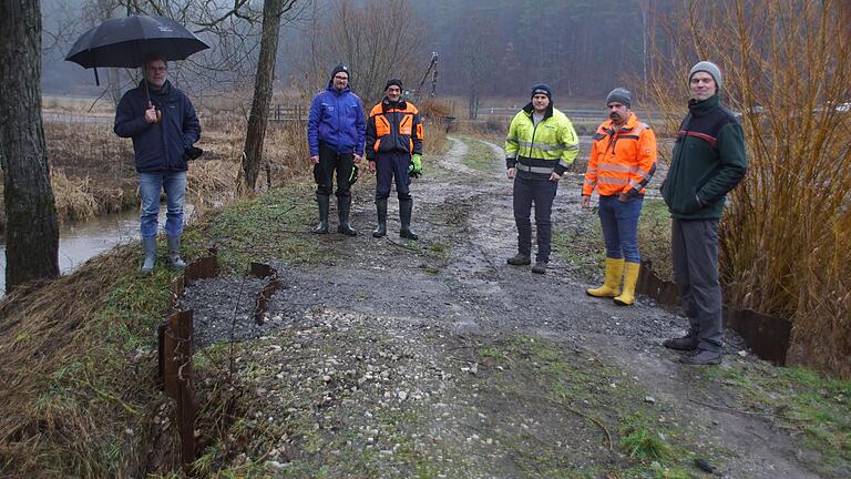 Provisorisch eingebrachte Spundwände verhinderten am 29. Januar einen Dammbruch zwischen der Aurach und der Weiheranlage in Tretzendorf. Über die notwendigen Konsequenzen berieten bei einem Vor-Ort-Termin am Samstag (von links) Bürgermeister Thomas Sechser, Peter und Jürgen Schaaf, die Gemeinderatsmitglieder Daniel Markert und Alexander Diem sowie Förster Johannes Hölzel für die Eigentümerin, die Stadt Bamberg.