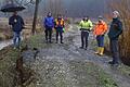 Provisorisch eingebrachte Spundwände verhinderten am 29. Januar einen Dammbruch zwischen der Aurach und der Weiheranlage in Tretzendorf. Über die notwendigen Konsequenzen berieten bei einem Vor-Ort-Termin am Samstag (von links) Bürgermeister Thomas Sechser, Peter und Jürgen Schaaf, die Gemeinderatsmitglieder Daniel Markert und Alexander Diem sowie Förster Johannes Hölzel für die Eigentümerin, die Stadt Bamberg.