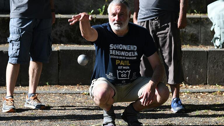 Volle Konzentration, damit die Kugel genau dort landet, wo sie hin soll: Paul Borst, Präsident Club Pétanque 03 Schweinfurt