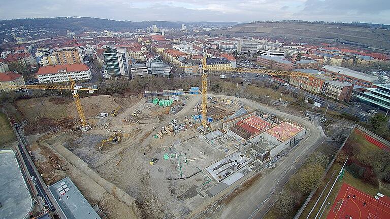 Noch ohne Namen, aber groß in Arbeit: das Nautiland-Nachfolge-Bad in der Zellerau auf einem 5700 Quadratmeter großen Areal. Der linke der beiden Rohbauten neben dem großen Kran ist der Kellerbereich unter dem künftigen Sportbecken. Dort, wo der weiße Lieferwagen steht ist, kommt der Eingang hin. Am linken Bildrand ist die Baustelle neue Eisbahn zu sehen.