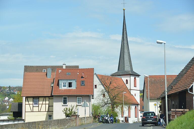 Auch die Julius-Echter-Kirche in Wernfeld hat einen typischen Echter-Turm.&nbsp;