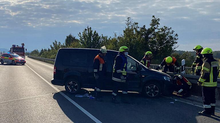 Das verunfallte Auto war nicht mehr fahrbereit und musste abgeschleppt werden.. Das verunfallte Auto war nicht mehr fahrbereit und musste abgeschleppt werden..