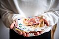 Hände mit 10-Euro-Scheinen.jpeg       -  Ab aufs Konto? Geld auf der Bank vermehrt sich dank steigender Zinsen wieder - doch auch die Kontoführungsgebühren nehmen zu.