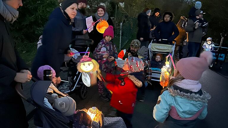 Die Kindergarten-Kinder mit ihren bunten Laternen.