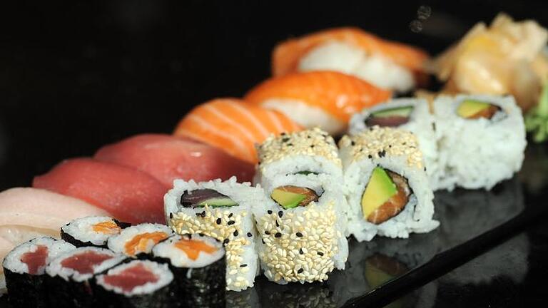 Wer zu Sushi Wein trinken will, sollte leichte Weißweine wie Weißburgunder oder Riesling versuchen. Auch ein roter Spätburgunder mit wenig Gerbsäure kann passen. Foto: Tobias Hase       -  Sushi gilt als gesundes Fast Food.