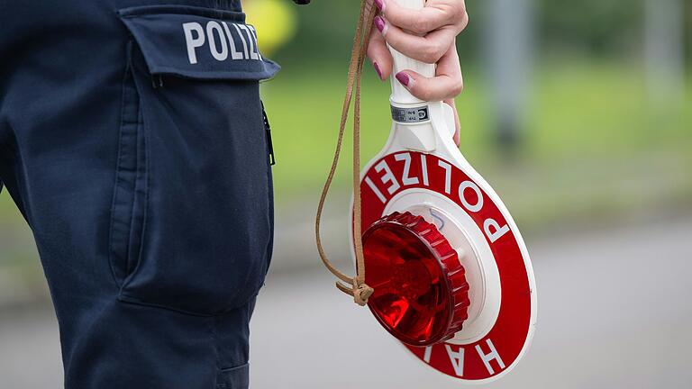 Beamte der Polizeiinspektion Lohr haben am Freitagmittag bei einer Verkehrskontrolle in der Rechtenbacher Straße bei einer 33-jährigen Autofahrerin mehrere Verkehrsdelikte festgestellt.